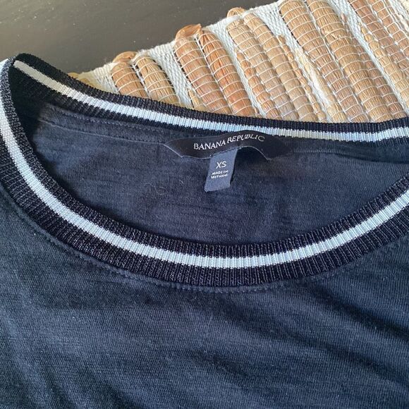 EUC Banana Republic SS cotton sweater tee with white piping on neck - Picture 2 of 4